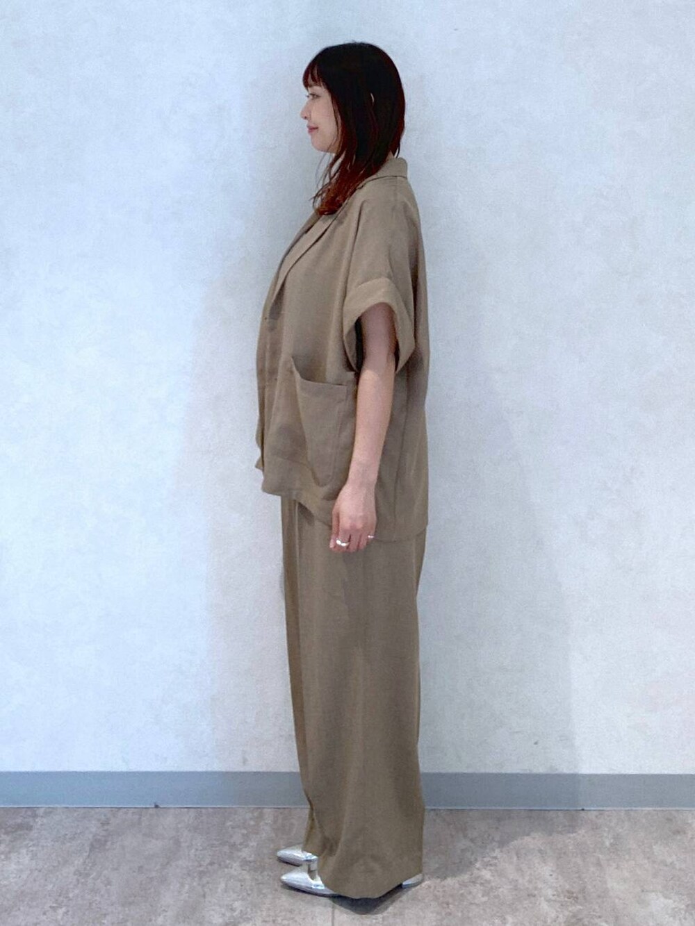 その他のTシャツ/カットソー、シルバー系のパンプス、ベージュ系のスラックスを着用したレディースの春コーディネートの3枚目の写真