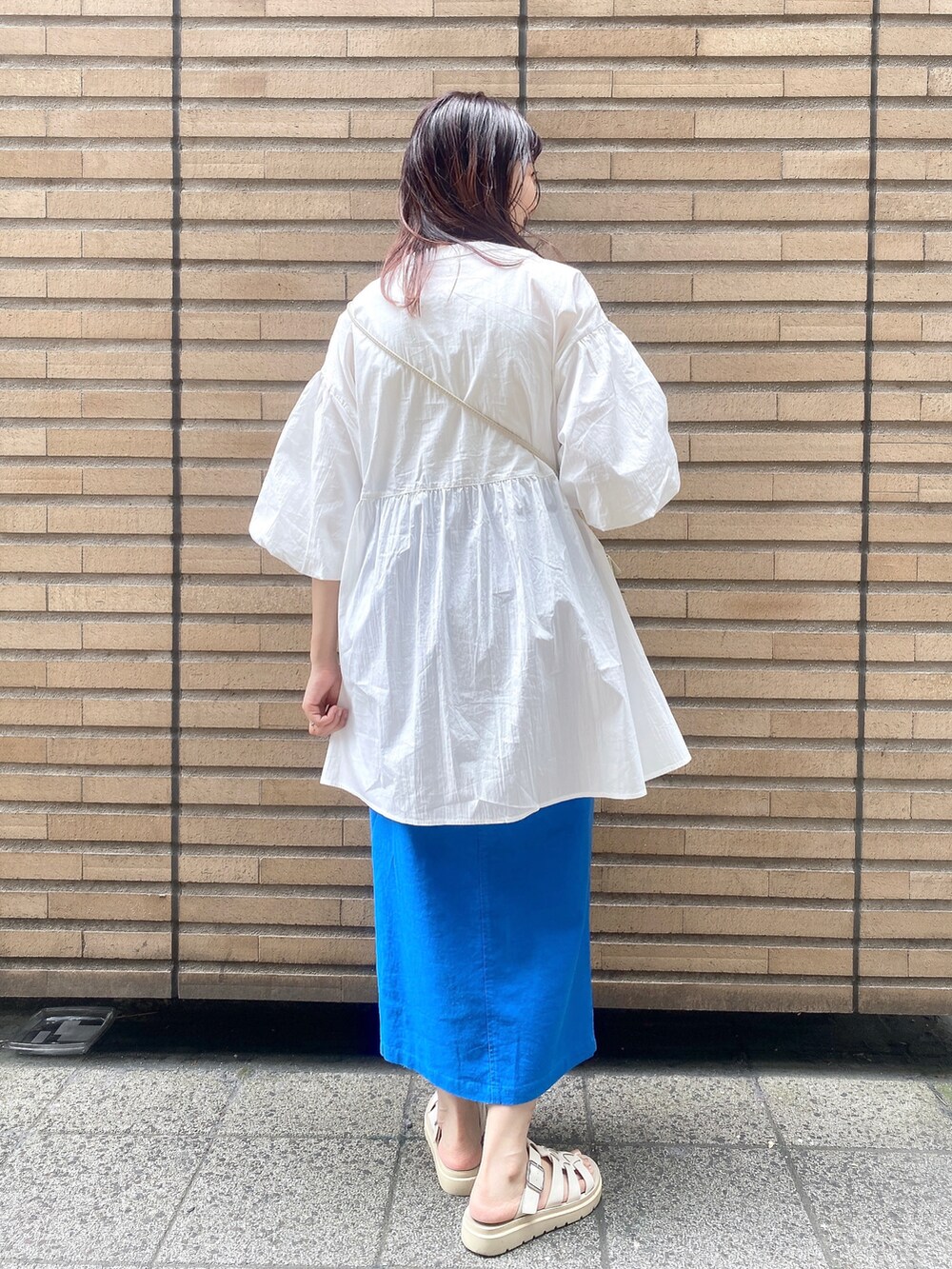 ホワイト系のショルダーバッグ、ホワイト系のシャツ/ブラウスを着用したレディースの夏コーディネートの3枚目の写真