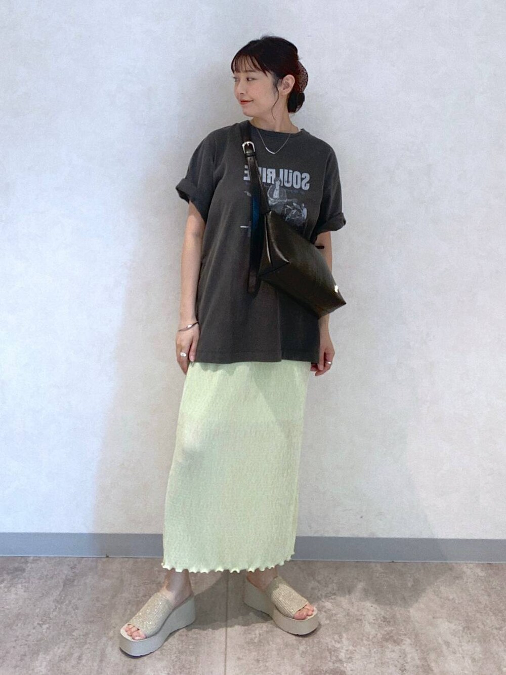 ホワイト系のサンダル、ブラック系のショルダーバッグ、グレー系のTシャツ/カットソーを着用したレディースの春コーディネートの3枚目の写真
