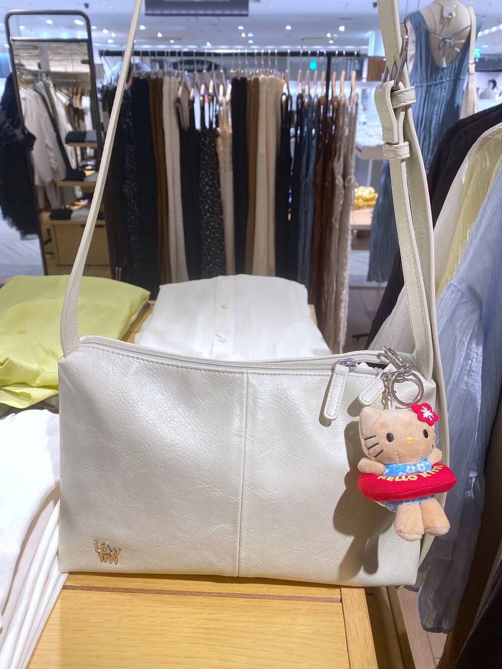 ベージュ系のショルダーバッグを着用したレディースの春コーディネートの3枚目の写真