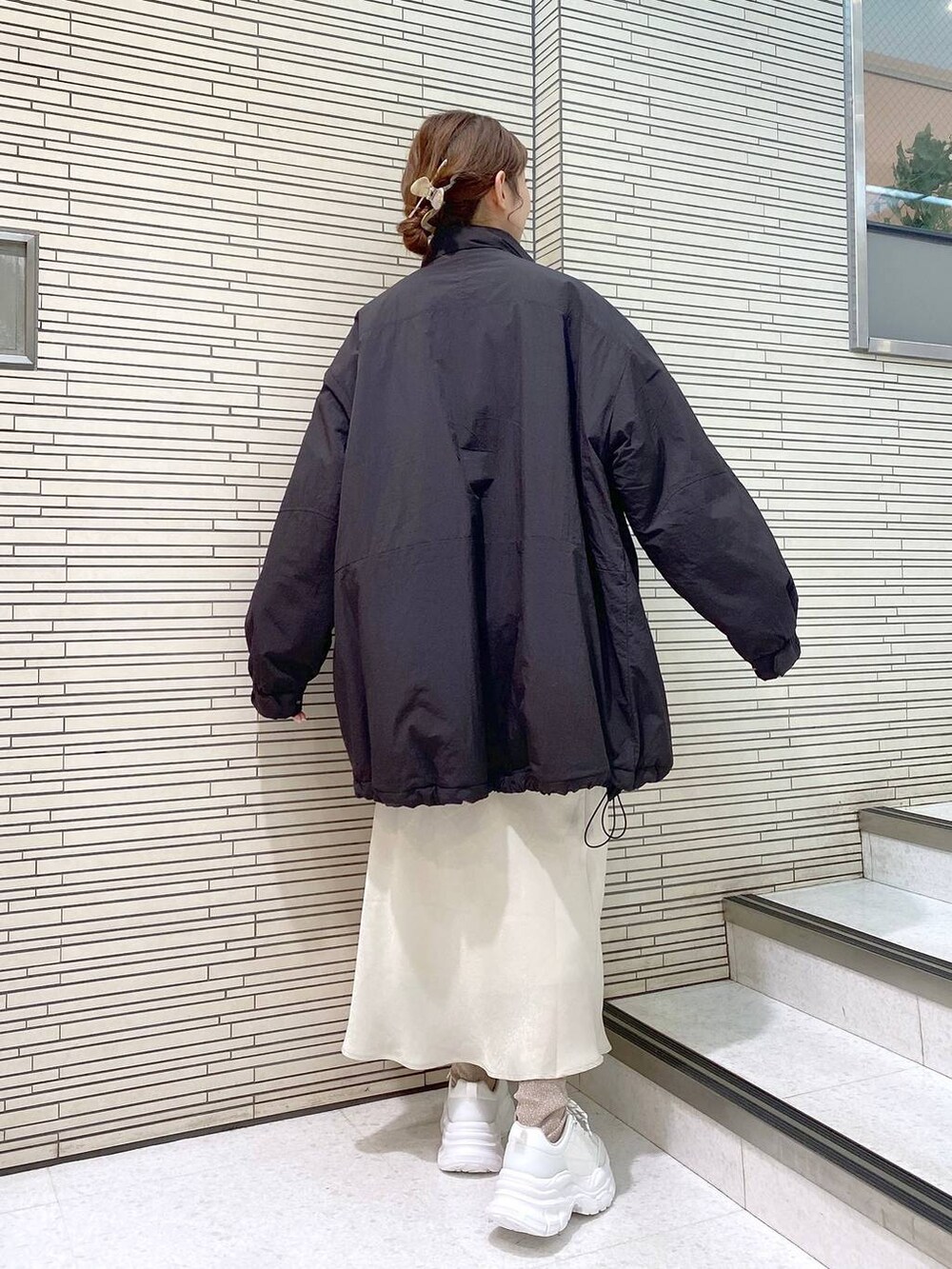 「体型カバー、ラフ、女子ウケ、着痩せ・細見え、着痩せ、アウター、骨格ストレート」|「LOWRYS FARMのモンスターコート 906748(ダウンジャケット/コート、ブラック系)」を使った、ayamaruさん(レディース・158cm)の秋コーディネートの5枚目の写真