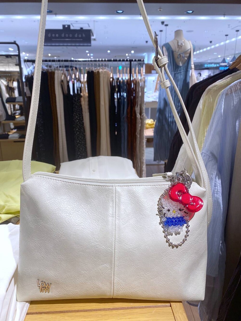 ベージュ系のショルダーバッグを着用したレディースの春コーディネートの2枚目の写真