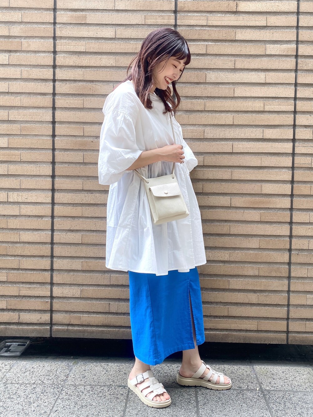 ホワイト系のショルダーバッグ、ホワイト系のシャツ/ブラウスを着用したレディースの夏コーディネートの5枚目の写真