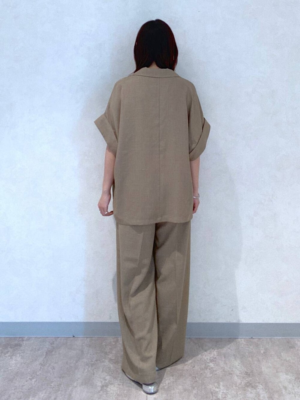 その他のTシャツ/カットソー、シルバー系のパンプス、ベージュ系のスラックスを着用したレディースの春コーディネートの4枚目の写真