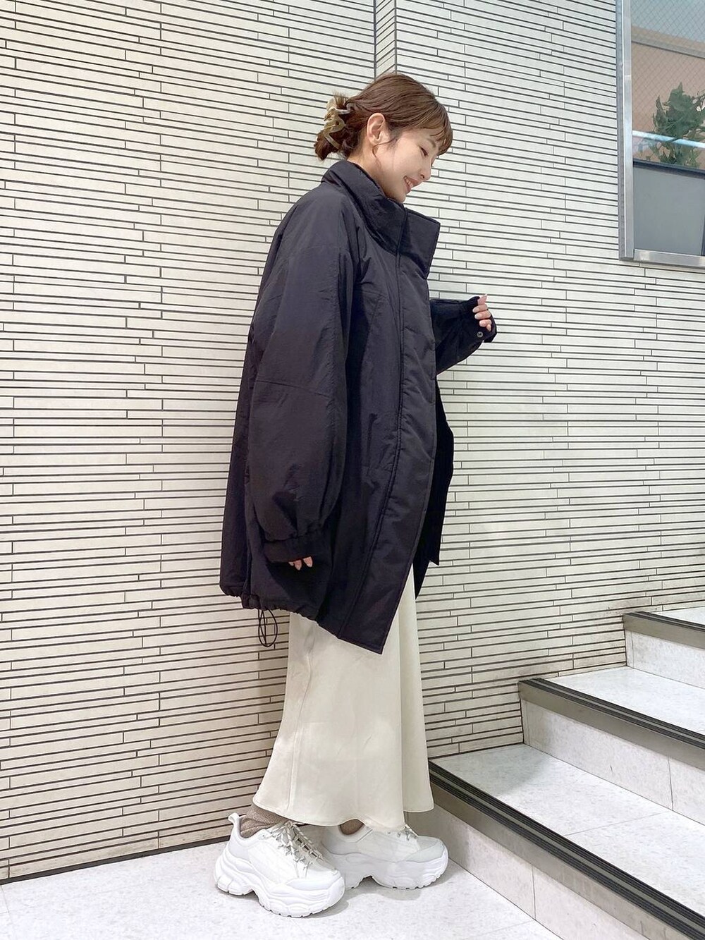 「体型カバー、ラフ、女子ウケ、着痩せ・細見え、着痩せ、アウター、骨格ストレート」|「LOWRYS FARMのモンスターコート 906748(ダウンジャケット/コート、ブラック系)」を使った、ayamaruさん(レディース・158cm)の秋コーディネートの4枚目の写真