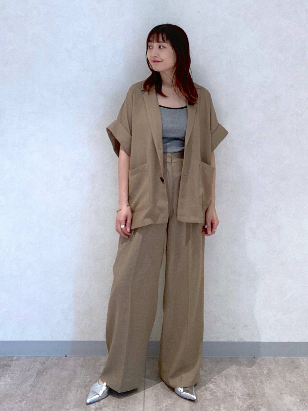 その他のTシャツ/カットソー、シルバー系のパンプス、ベージュ系のスラックスを着用したレディースの春コーディネートの2枚目の写真