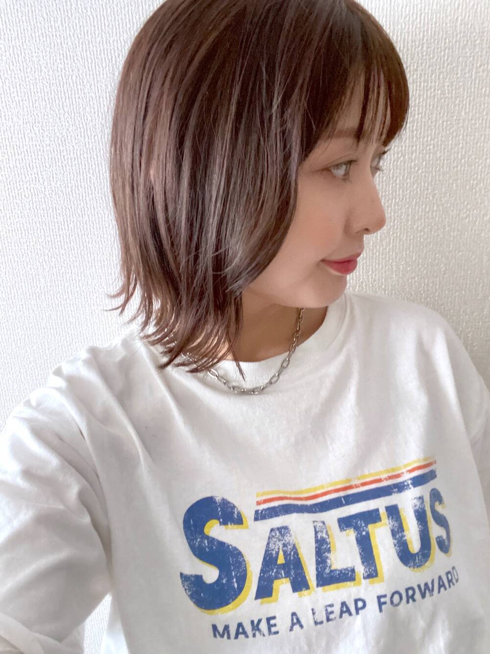 ホワイト系のTシャツ/カットソー、シルバー系のネックレスを着用したレディースの春コーディネートの2枚目の写真