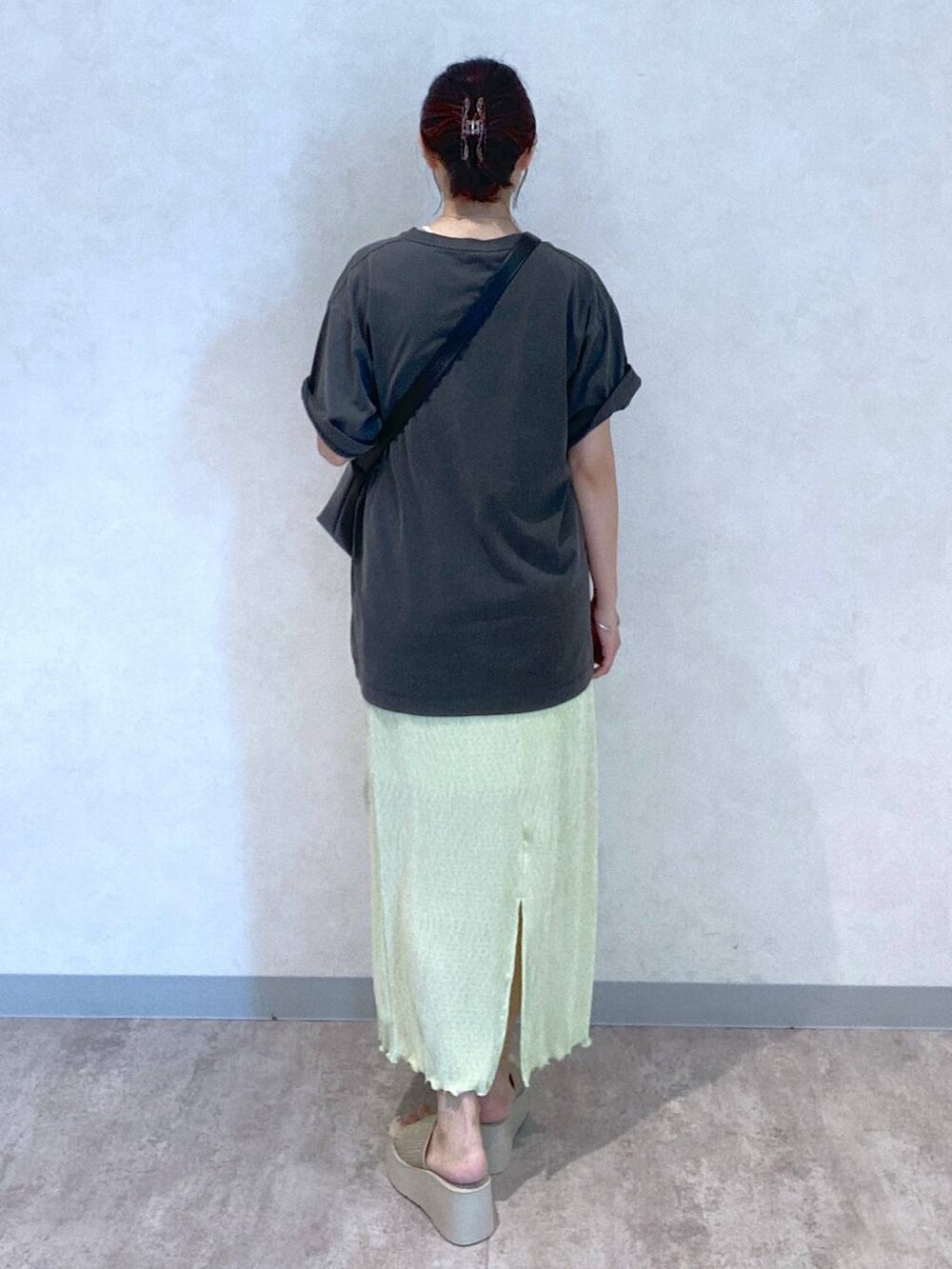 ホワイト系のサンダル、ブラック系のショルダーバッグ、グレー系のTシャツ/カットソーを着用したレディースの春コーディネートの5枚目の写真