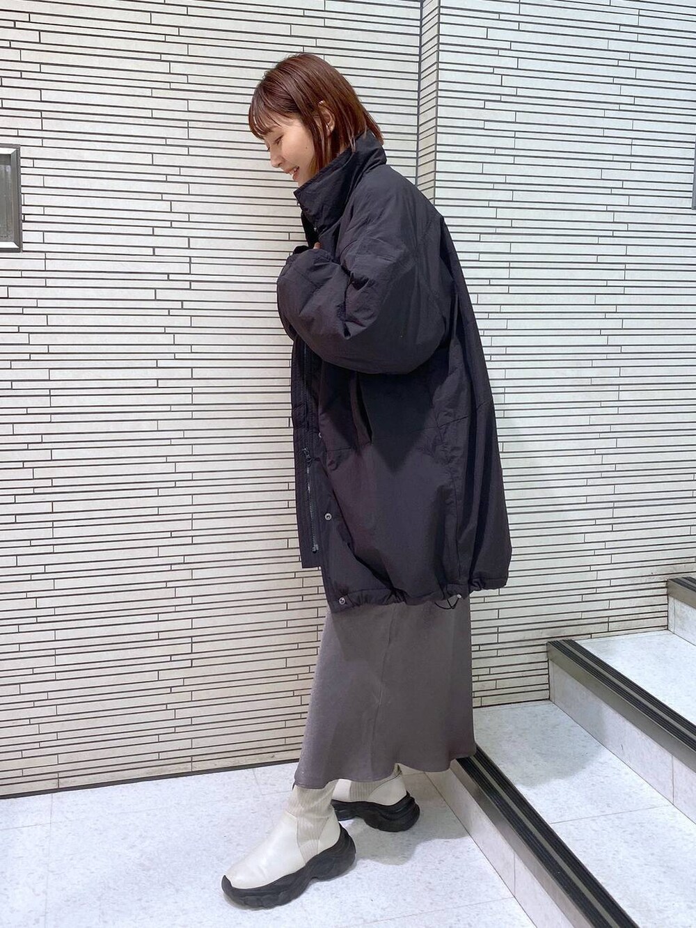 「体型カバー、ラフ、女子ウケ、カジュアル、着痩せ・細見え、着痩せ、アウター」|「LOWRYS FARMのモンスターコート 906748(ダウンジャケット/コート、ブラック系)」を使った、ayamaruさん(レディース・158cm)の冬コーディネートの2枚目の写真