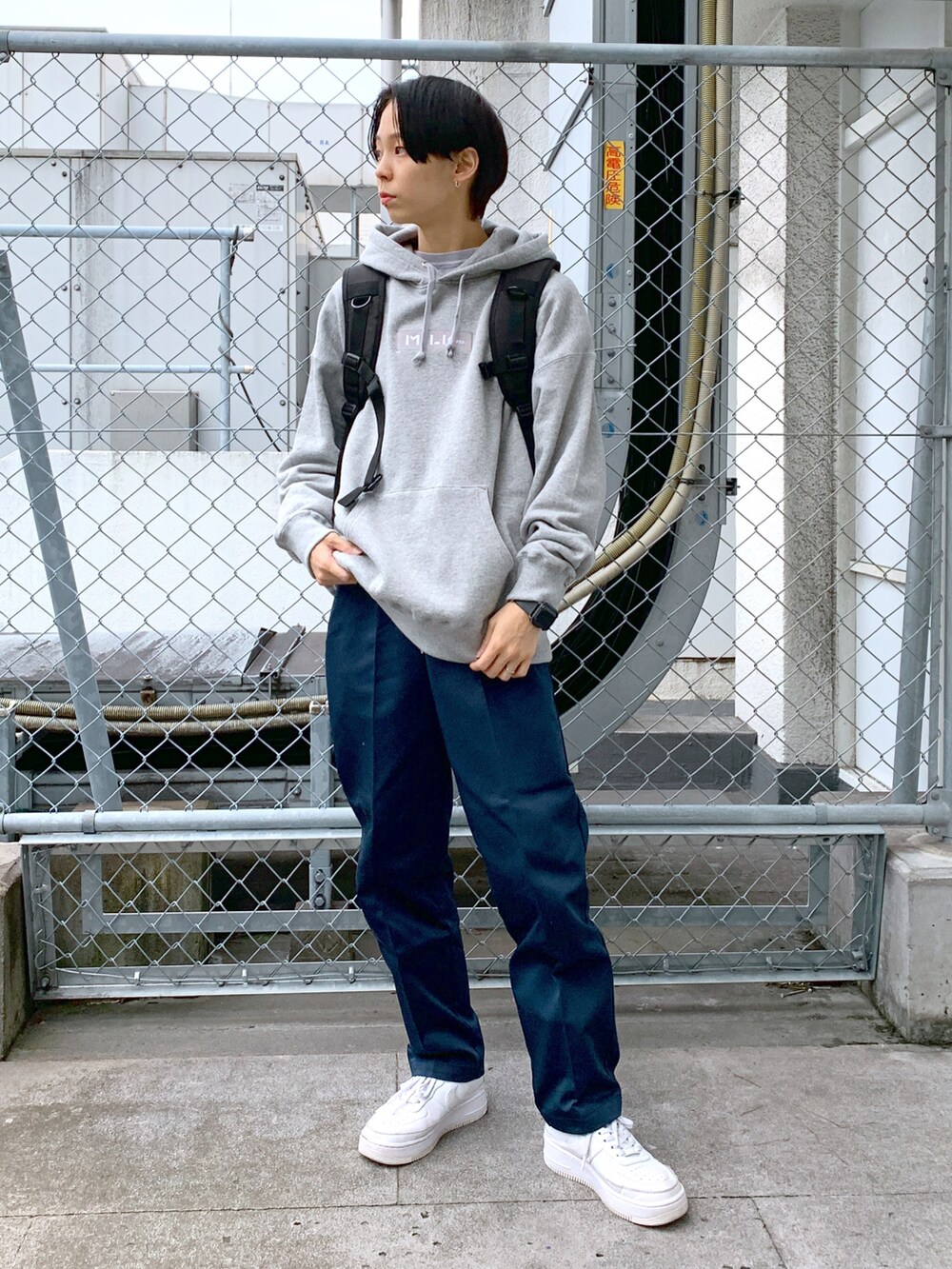 グレー系のパーカー、ブルー系のその他パンツ、ブラック系のバックパック/リュックを着用したレディースの秋コーディネートの3枚目の写真