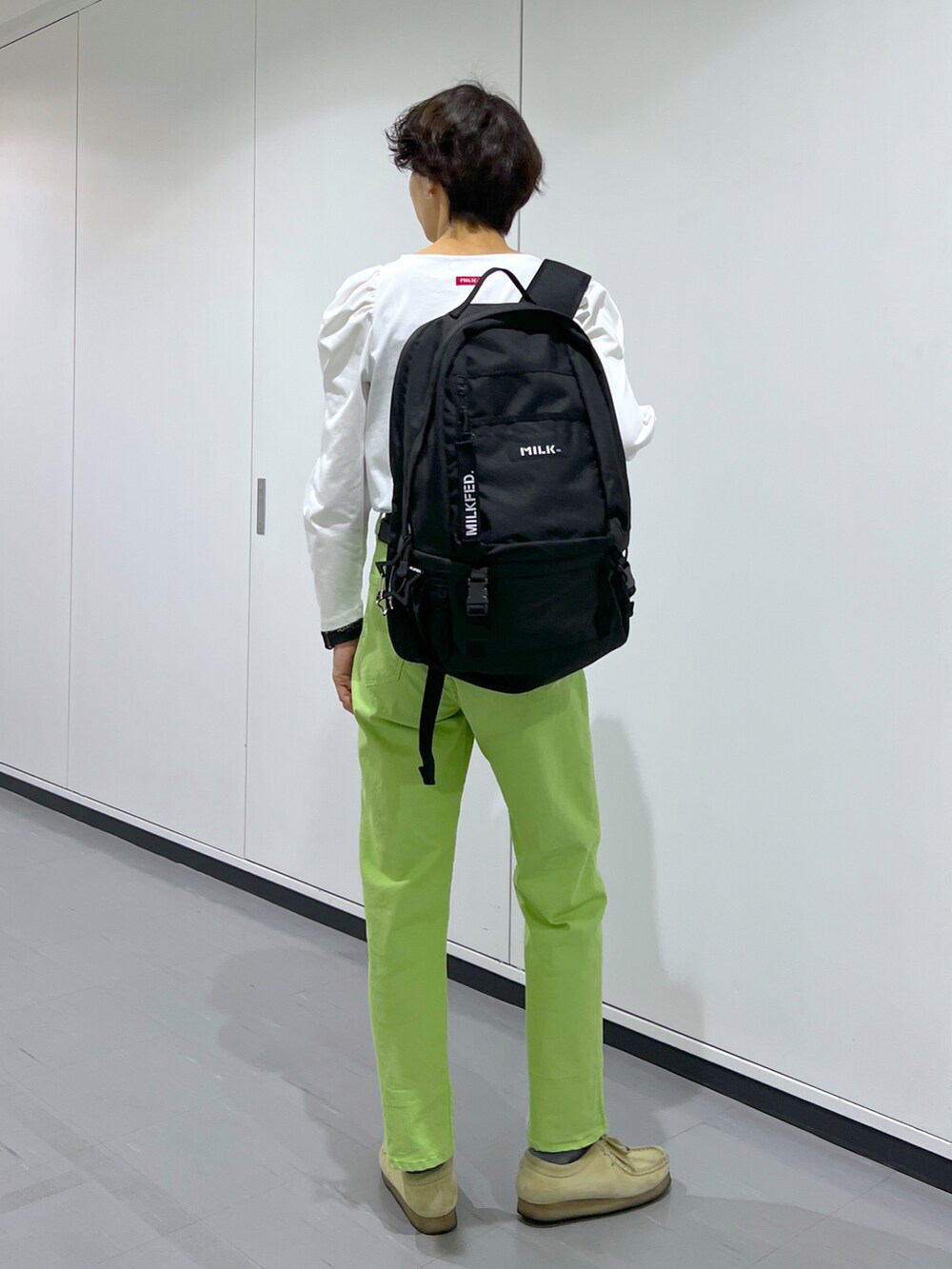 ホワイト系のTシャツ/カットソー、グリーン系のその他パンツ、ブラック系のバックパック/リュックを着用したレディースの春コーディネートの2枚目の写真