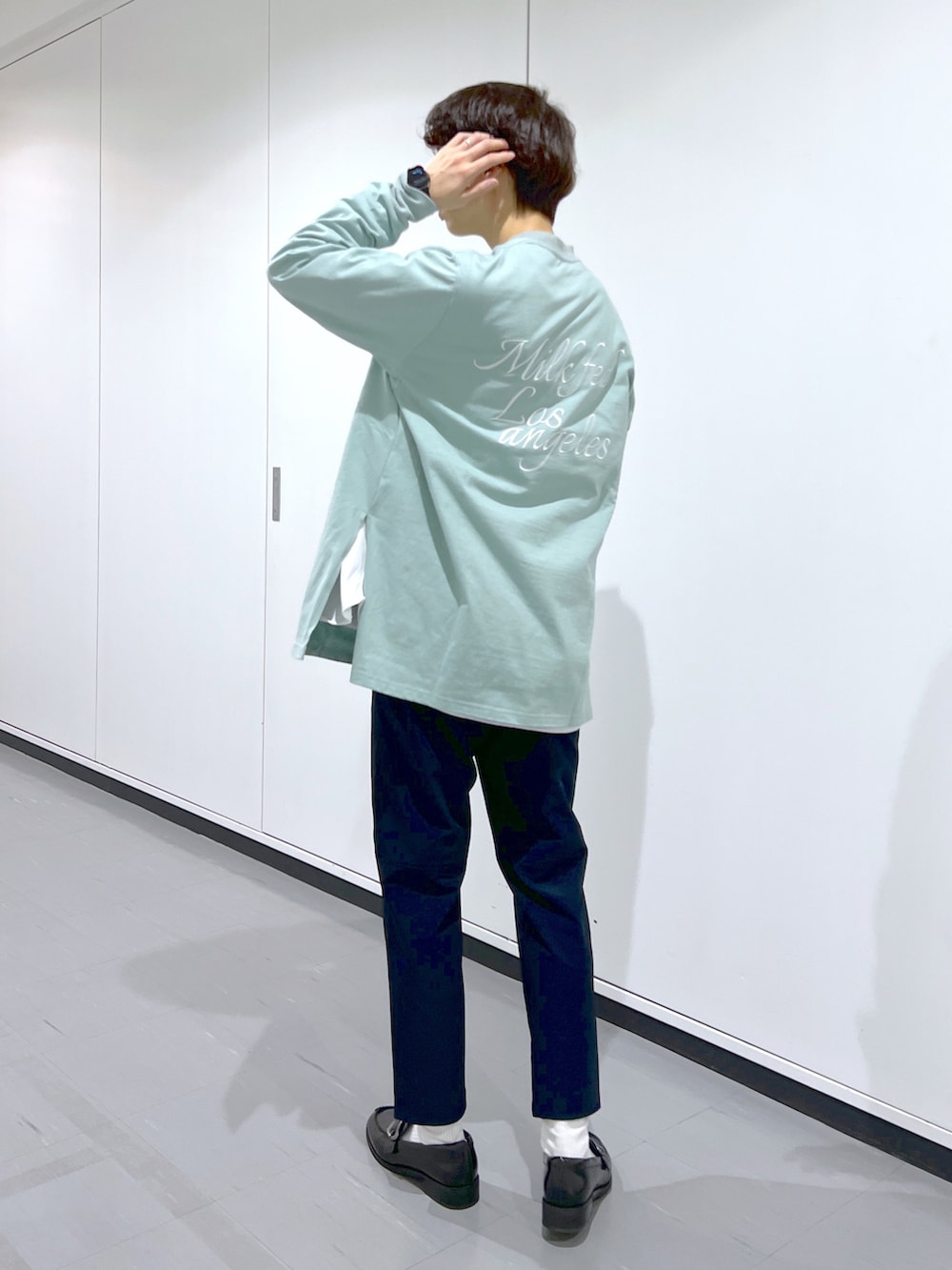 グリーン系のTシャツ/カットソー、ブラック系のブルゾン、ブルー系のその他パンツを着用したレディースの春コーディネートの4枚目の写真