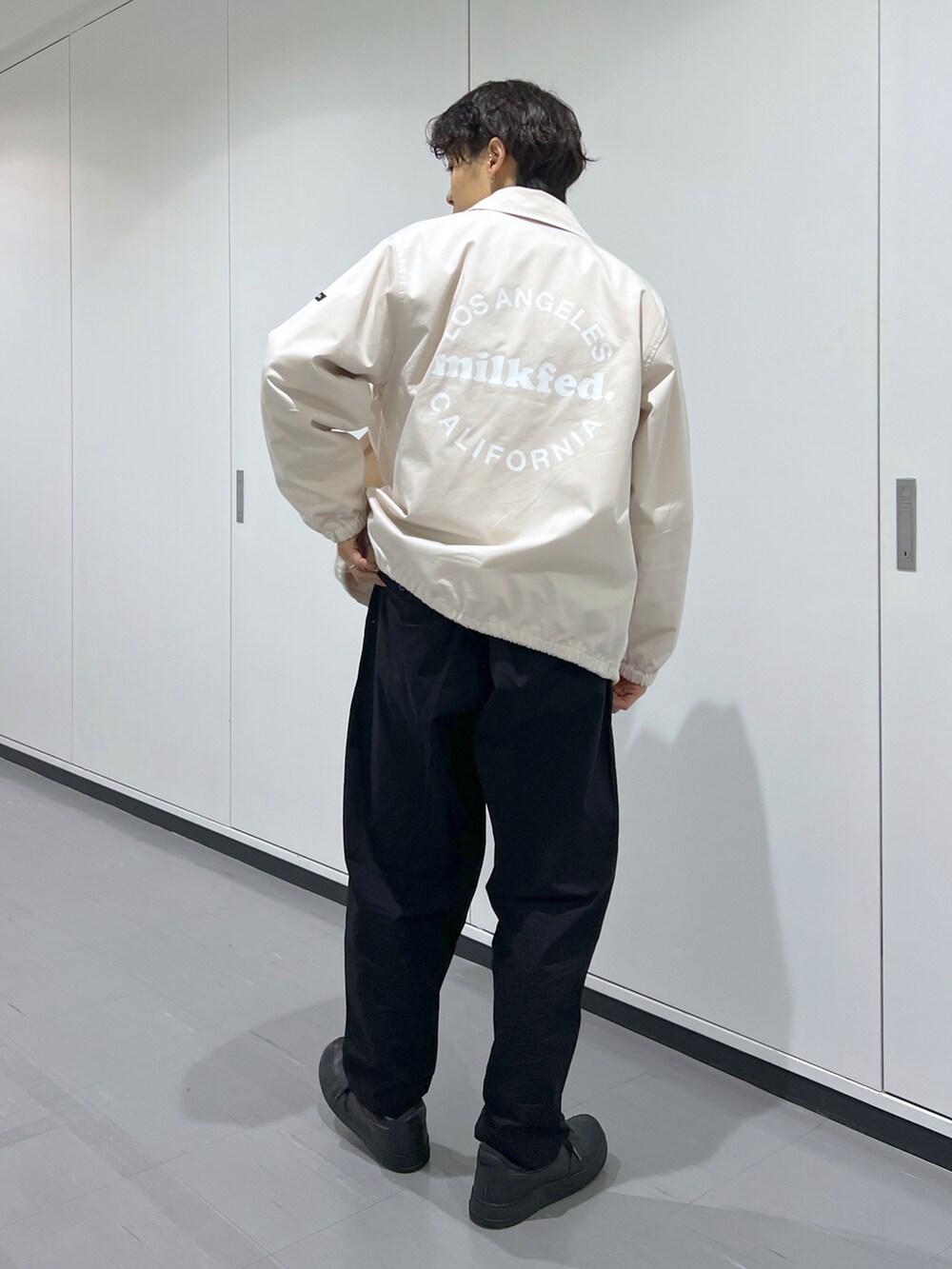 「MILKFED.、ミルクフェド、SILAS、サイラス、ootd、春服、シンプル、カジュアル、メンズライク、コーチジャケット、巾着バッグ」｜「MILKFED.のCOACH JACKET（ブルゾン、ホワイト系）」を使った、今泉 麗華さん（レディース・165cm）の春コーディネートの2枚目の写真