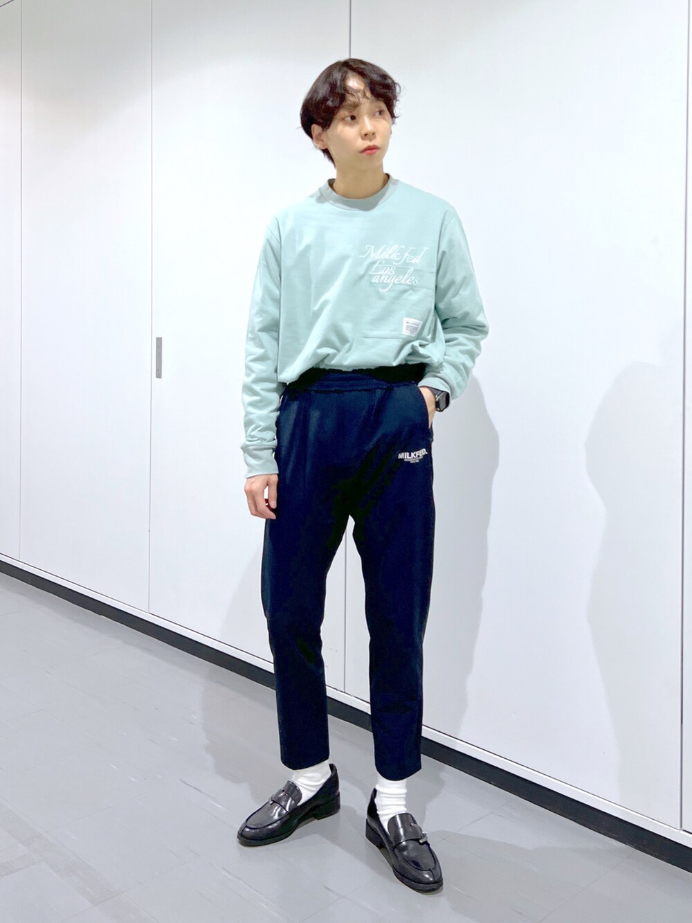 グリーン系のTシャツ/カットソー、ブラック系のブルゾン、ブルー系のその他パンツを着用したレディースの春コーディネートの3枚目の写真