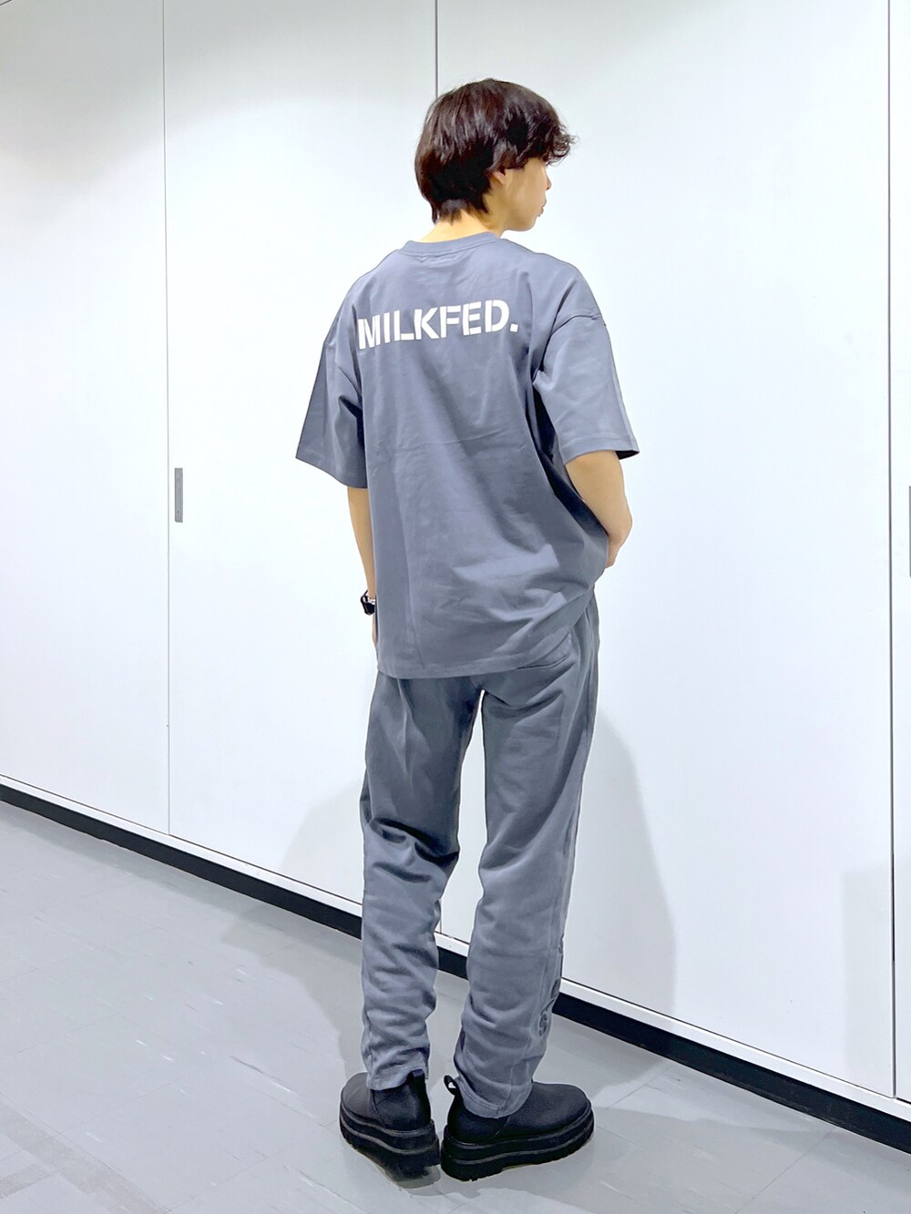 グレー系のTシャツ/カットソー、ブラック系のボディバッグ/ウエストポーチ、グレー系のスウェットパンツを着用したレディースの春コーディネートの2枚目の写真