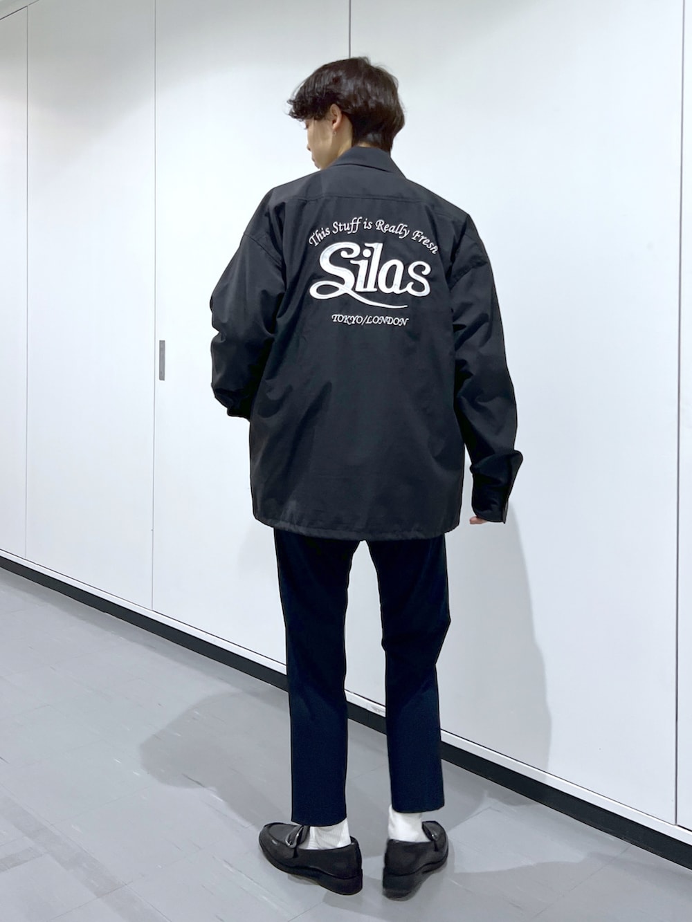 グリーン系のTシャツ/カットソー、ブラック系のブルゾン、ブルー系のその他パンツを着用したレディースの春コーディネートの2枚目の写真