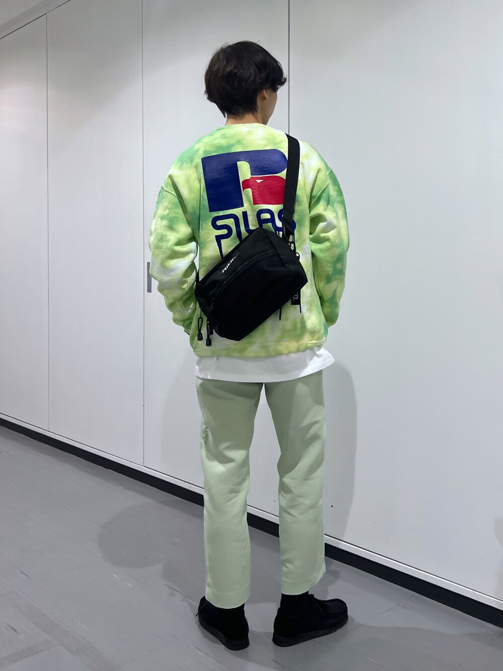 グリーン系のスウェット、ブラック系のショルダーバッグ、グリーン系のその他パンツを着用したレディースの春コーディネートの2枚目の写真