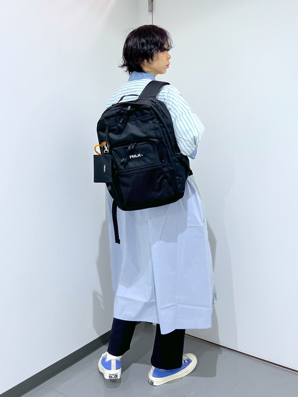 ブルー系のシャツワンピース、ブラック系のバックパック/リュック、ブラック系のその他パンツを着用したレディースの夏コーディネートの2枚目の写真