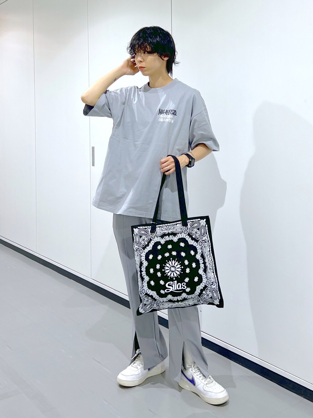 グレー系のTシャツ/カットソー、ブラック系のトートバッグ、グレー系のその他パンツを着用したレディースの夏コーディネートの2枚目の写真