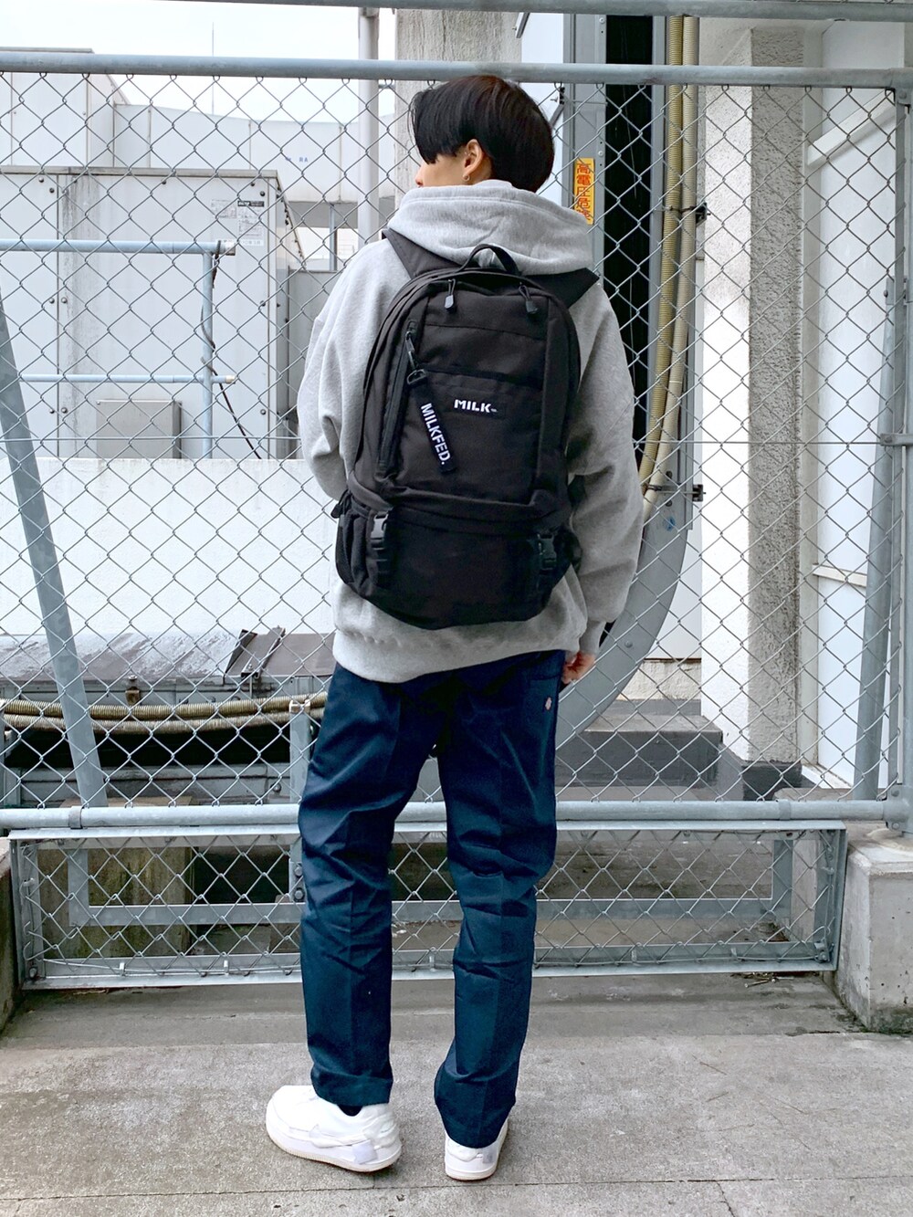 グレー系のパーカー、ブルー系のその他パンツ、ブラック系のバックパック/リュックを着用したレディースの秋コーディネートの2枚目の写真