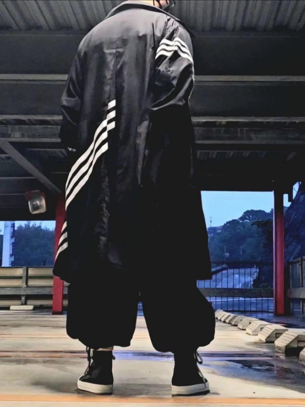 「BALENCIAGA、Y-3、ヨウジヤマモトプールオム、adidas、RICK OWENS、モノトーン、yohji yamamoto pour homme」｜「Y-3のアイテム（ブルゾン、ブラック系）」を使った、ryoさん（メンズ・172cm）の春コーディネートの3枚目の写真