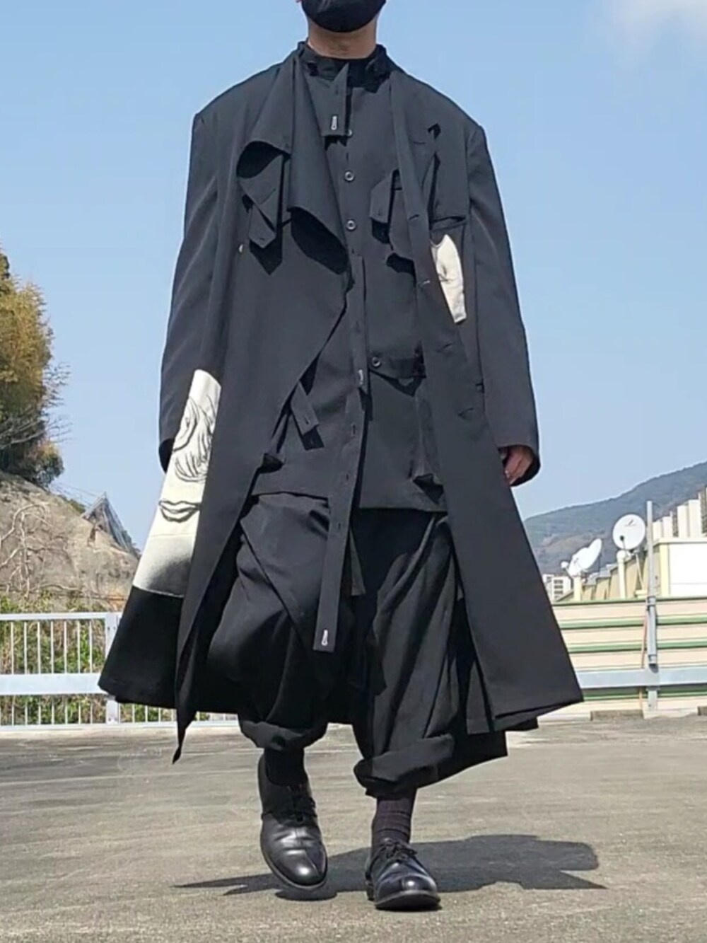 「ヨウジヤマモトプールオム」｜「Yohji Yamamoto POUR HOMMEのアイテム（テーラードジャケット、ブラック系）」を使った、ryoさん（メンズ・172cm）の春コーディネートの3枚目の写真