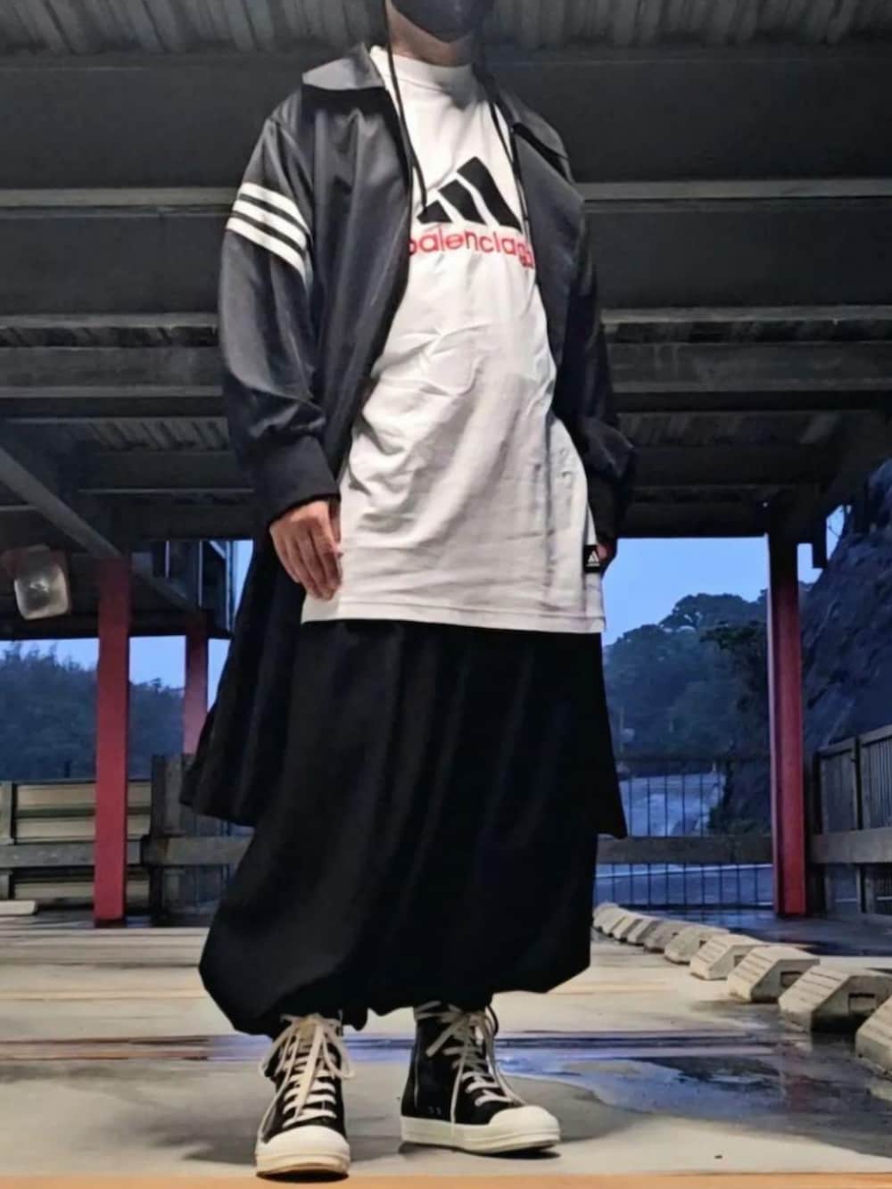 「BALENCIAGA、Y-3、ヨウジヤマモトプールオム、adidas、RICK OWENS、モノトーン、yohji yamamoto pour homme」｜「Y-3のアイテム（ブルゾン、ブラック系）」を使った、ryoさん（メンズ・172cm）の春コーディネートの2枚目の写真