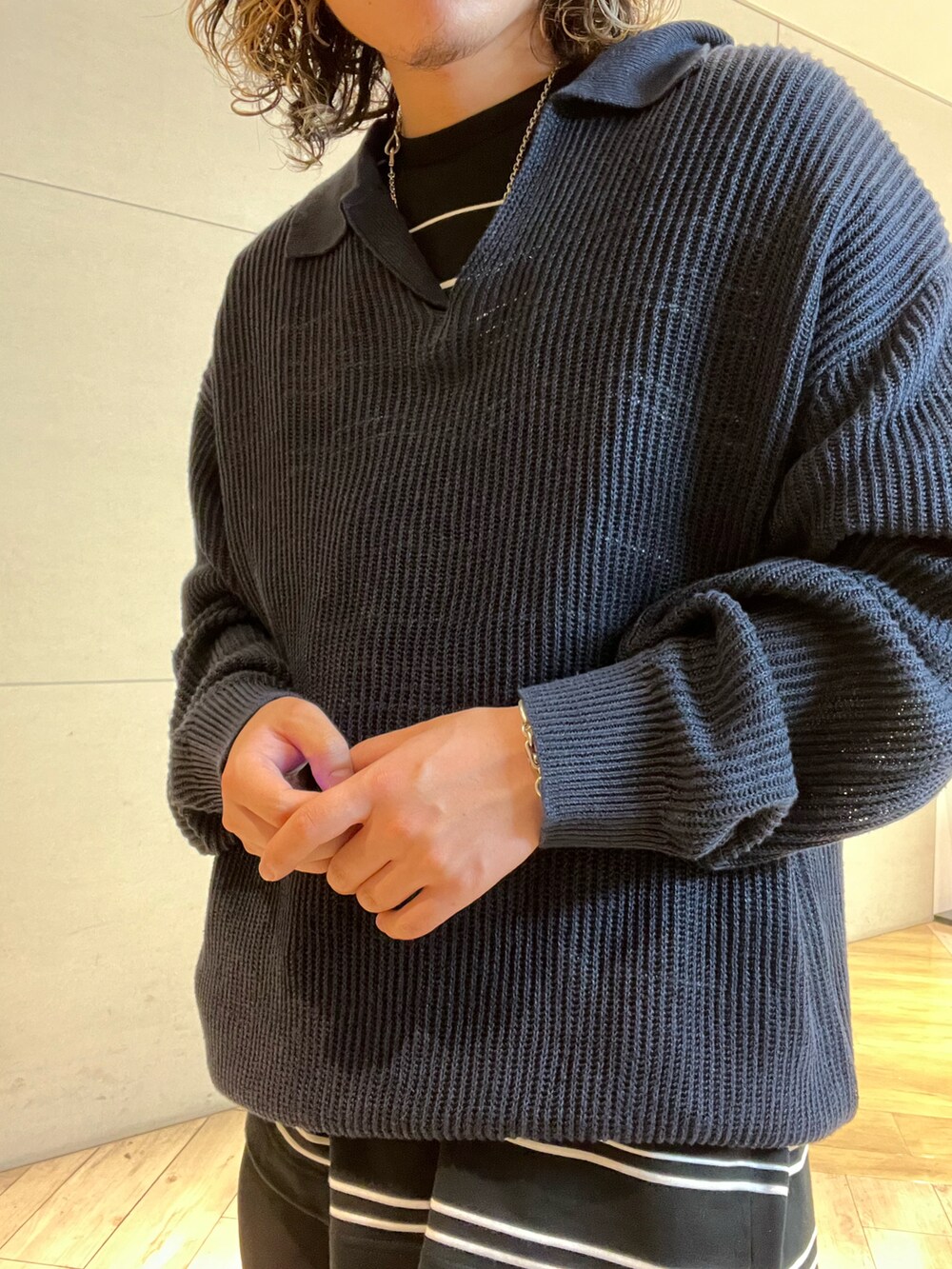 ブルー系のローファー、ブルー系のニット/セーターを着用したメンズの春コーディネートの2枚目の写真