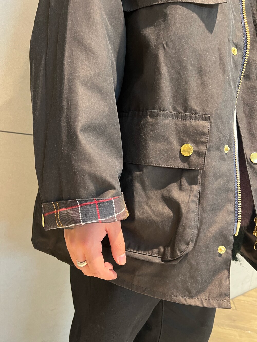 ブラウン系のその他アウター、ブラック系のブーツ、ブラック系のデニムパンツを着用したメンズの秋コーディネートの4枚目の写真