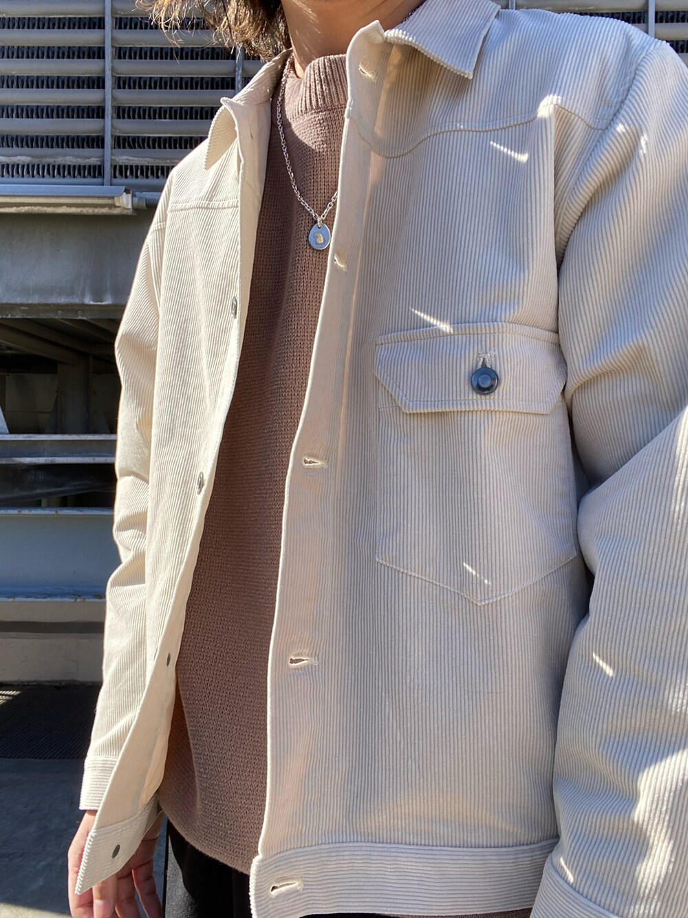 ホワイト系のブルゾン、ブラウン系のニット/セーター、ブラック系のその他パンツを着用したメンズの秋コーディネートの2枚目の写真