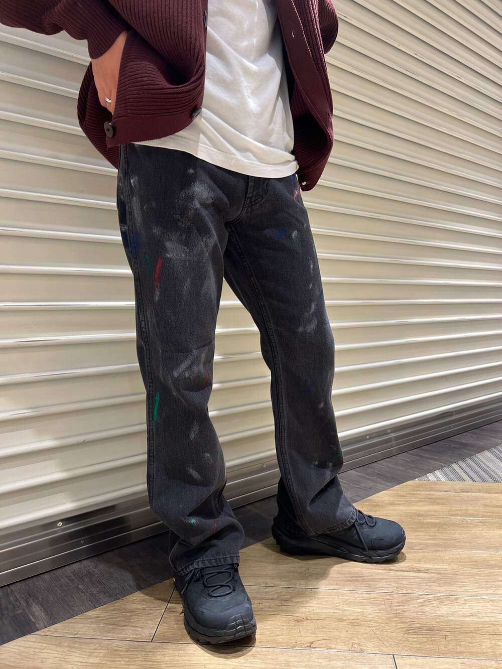 ブラック系のスニーカー、レッド系のカーディガン/ボレロを着用したメンズの秋コーディネートの2枚目の写真