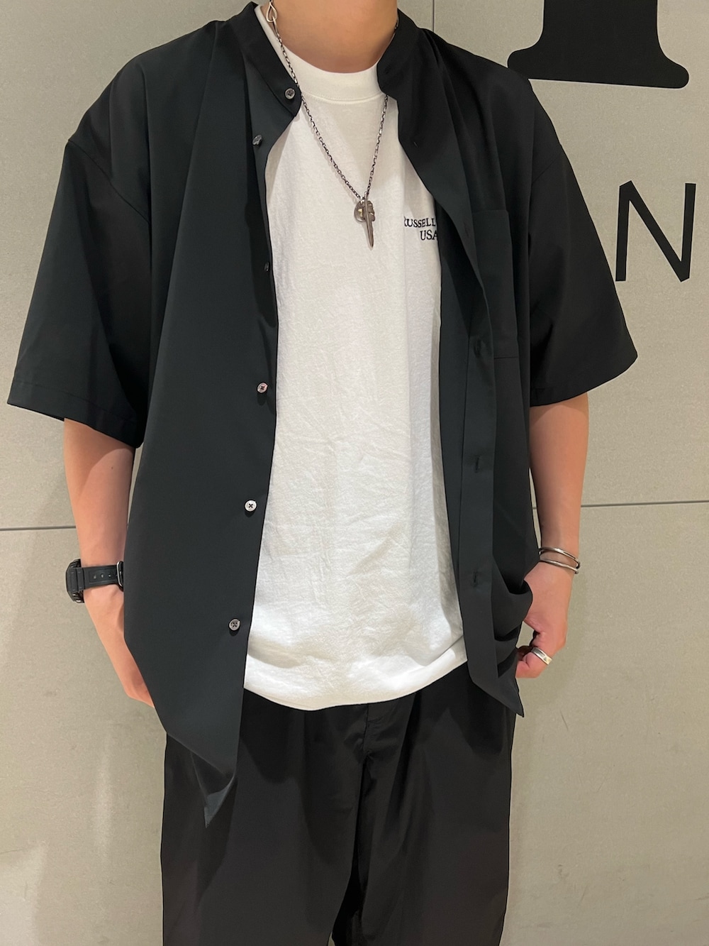 ブラック系のシャツ/ブラウス、ブラック系のその他パンツ、ベージュ系のサンダルを着用したメンズの夏コーディネートの2枚目の写真