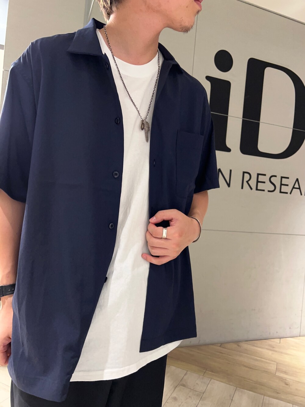 ブルー系のシャツ/ブラウスを着用したメンズの夏コーディネートの2枚目の写真