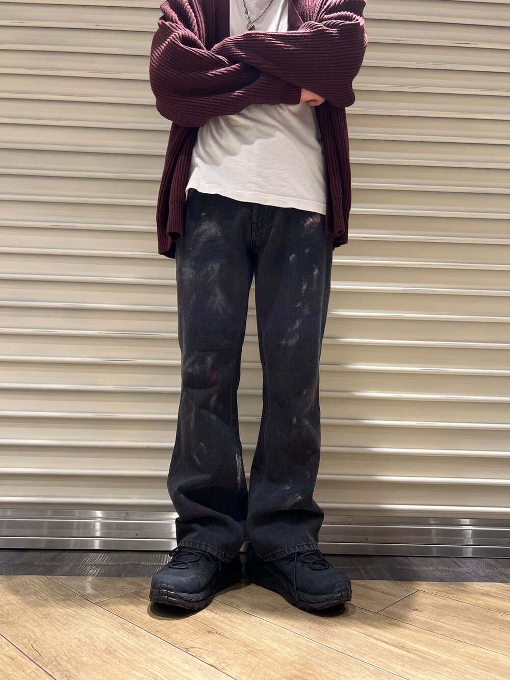 ブラック系のスニーカー、レッド系のカーディガン/ボレロを着用したメンズの秋コーディネートの3枚目の写真