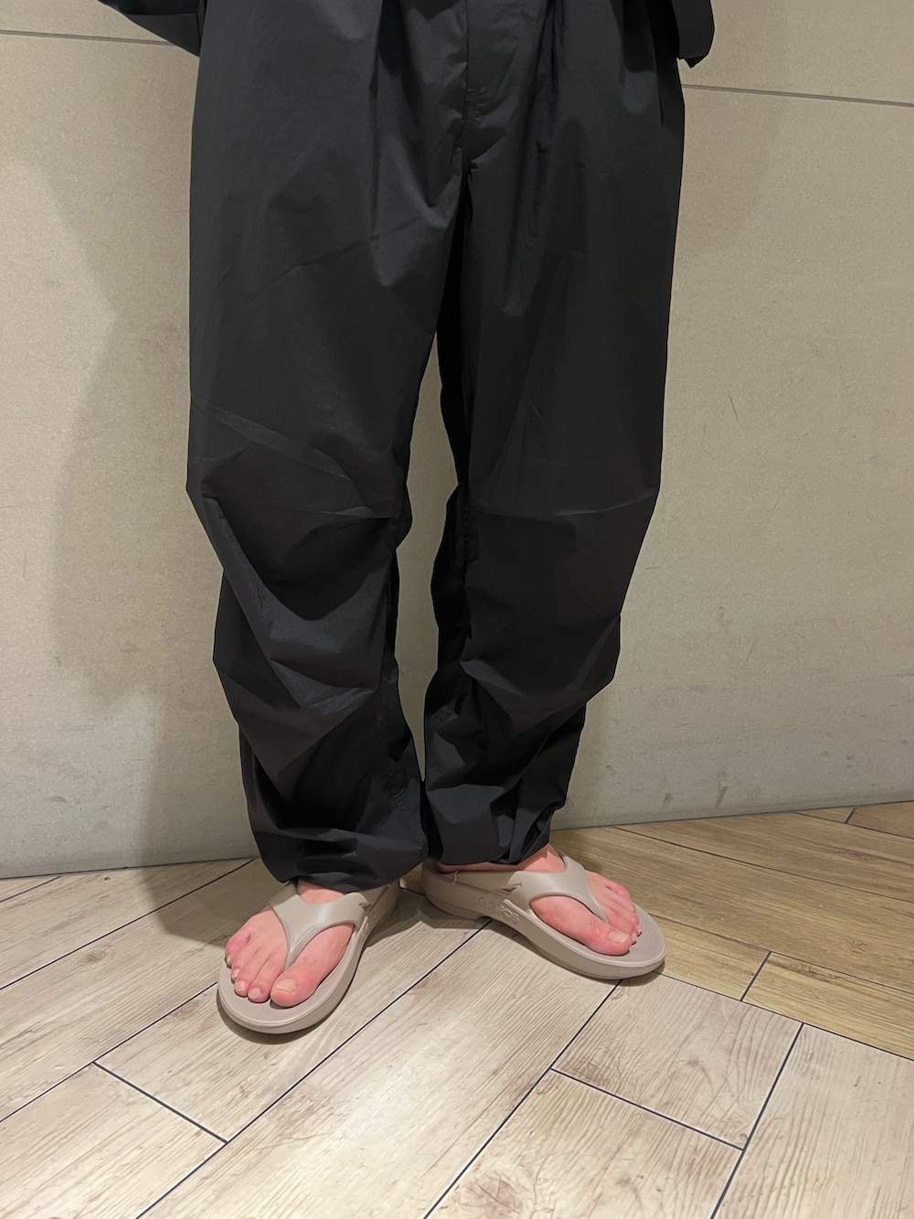 ブラック系のシャツ/ブラウス、ブラック系のその他パンツ、ベージュ系のサンダルを着用したメンズの夏コーディネートの3枚目の写真