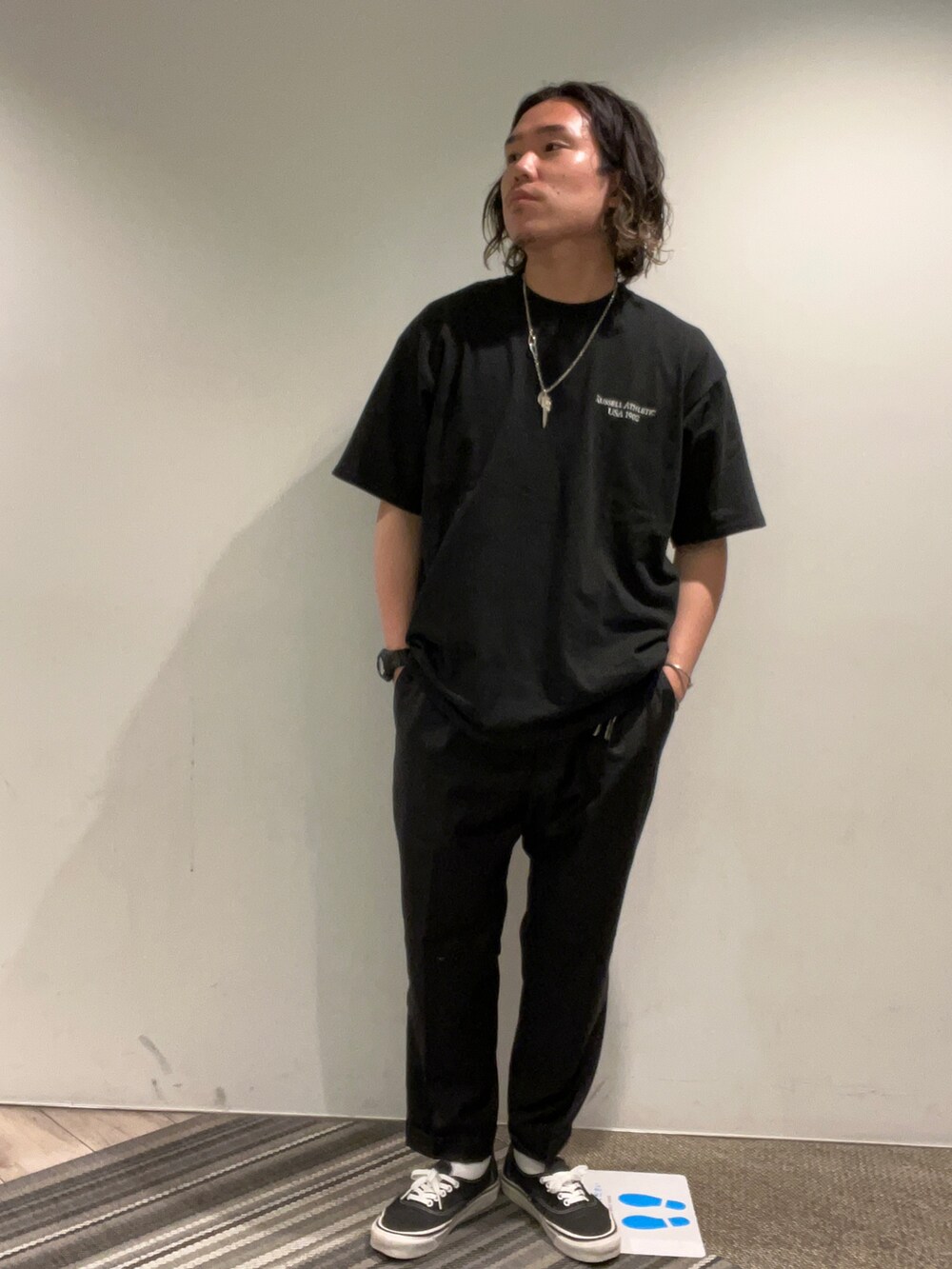 ブラック系のスニーカー、ブラック系のTシャツ/カットソーを着用したメンズの夏コーディネートの2枚目の写真