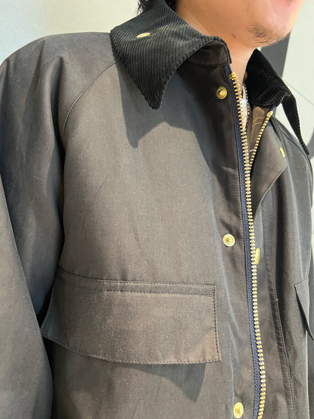 ブラウン系のその他アウター、ブラック系のブーツ、ブラック系のデニムパンツを着用したメンズの秋コーディネートの2枚目の写真