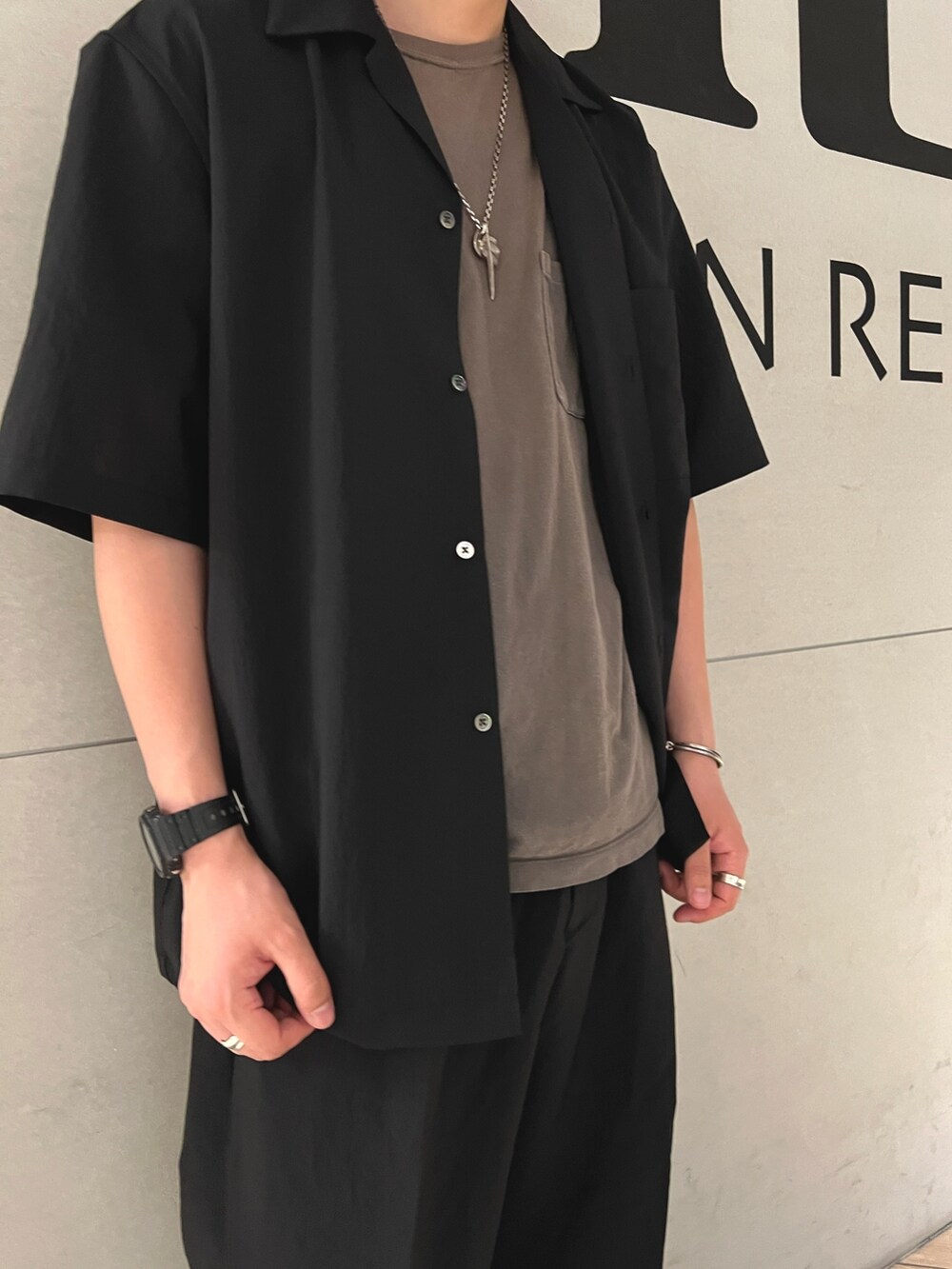 ブラック系のシャツ/ブラウス、ブラック系のその他パンツ、ブラック系のスニーカーを着用したメンズの春コーディネートの2枚目の写真