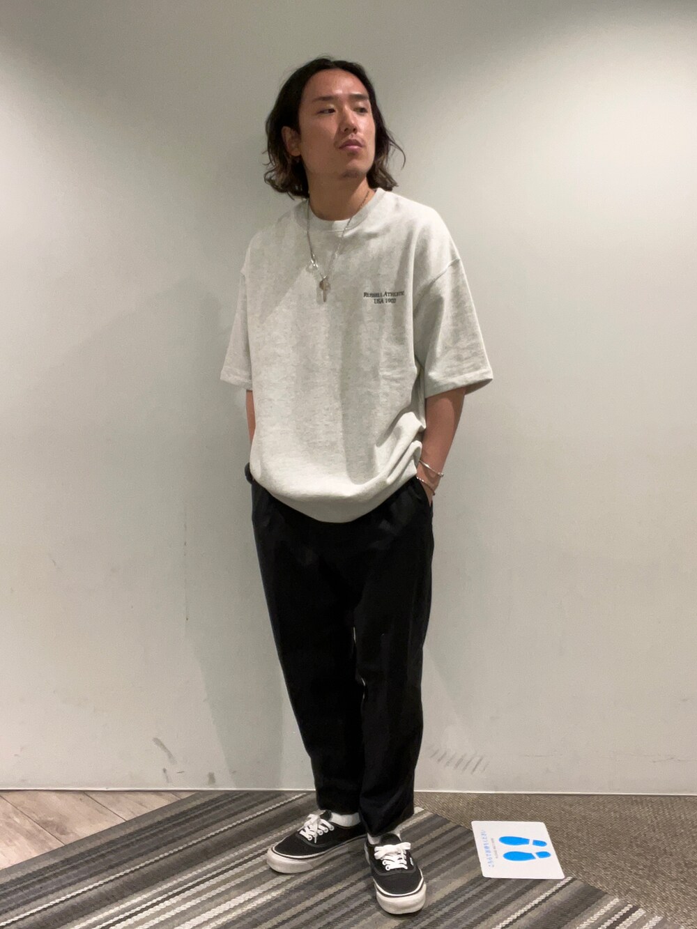 ブラック系のスニーカー、ホワイト系のTシャツ/カットソーを着用したメンズの夏コーディネートの2枚目の写真