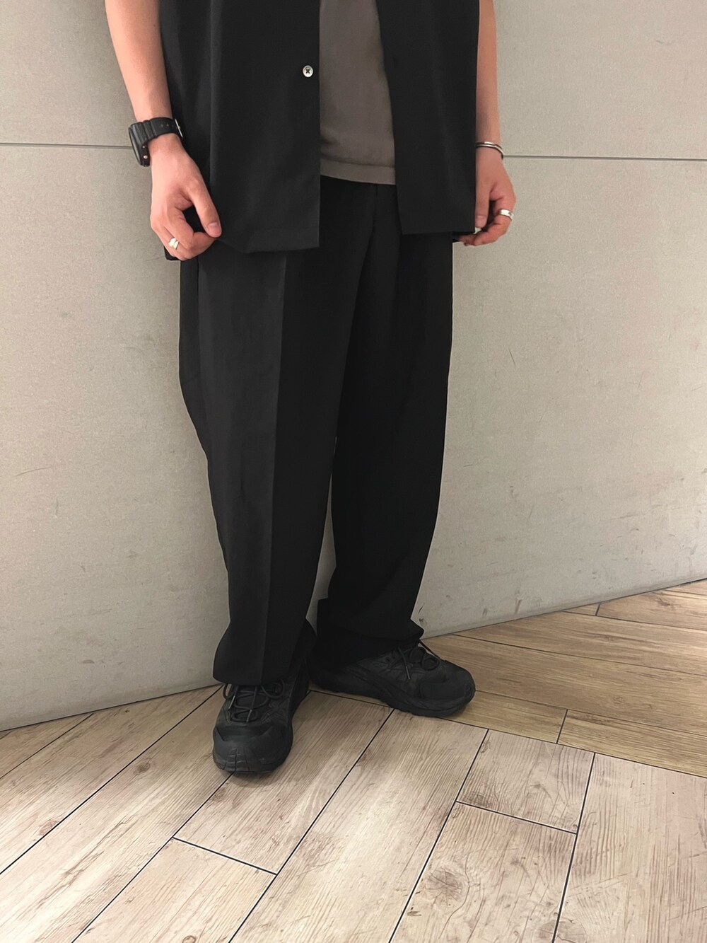 ブラック系のシャツ/ブラウス、ブラック系のその他パンツ、ブラック系のスニーカーを着用したメンズの春コーディネートの3枚目の写真