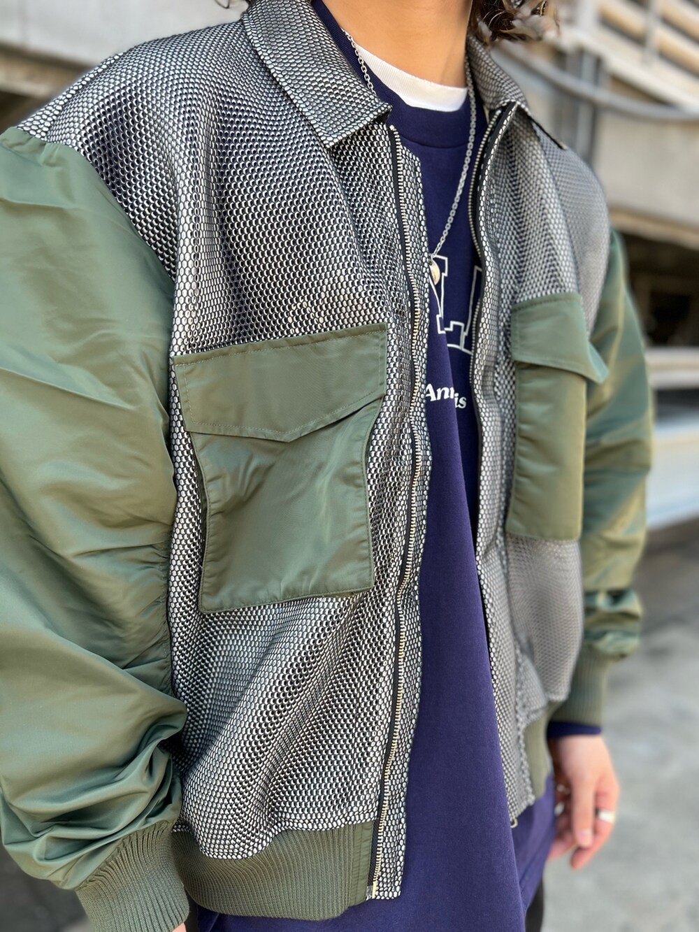 ブラック系のブルゾン、ブルー系のTシャツ/カットソー、ブラック系のその他パンツを着用したメンズの春コーディネートの2枚目の写真