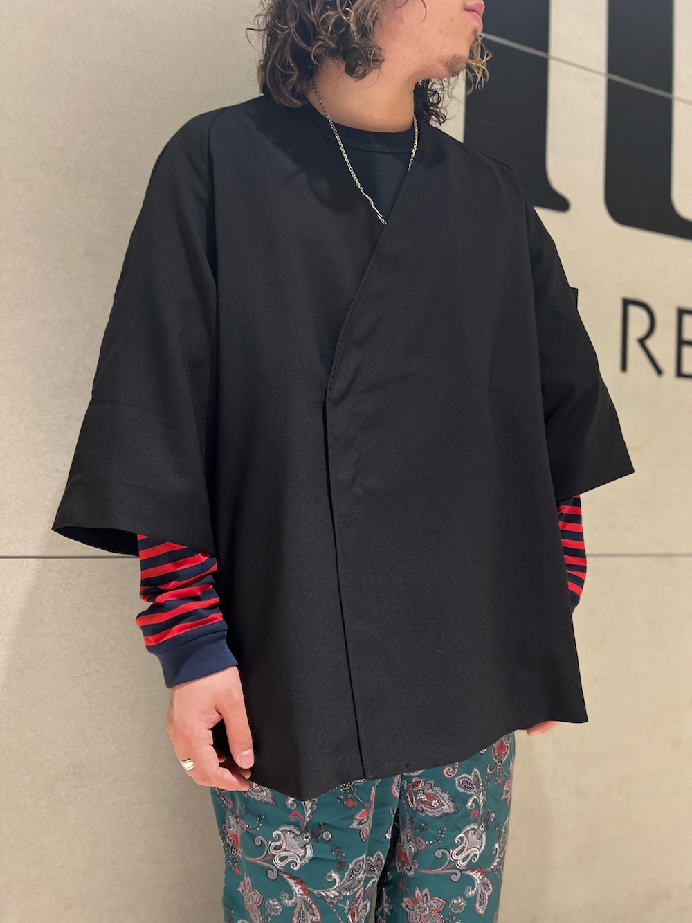 その他のその他パンツ、ブラック系のローファー、ブラック系のその他アウターを着用したメンズの春コーディネートの2枚目の写真
