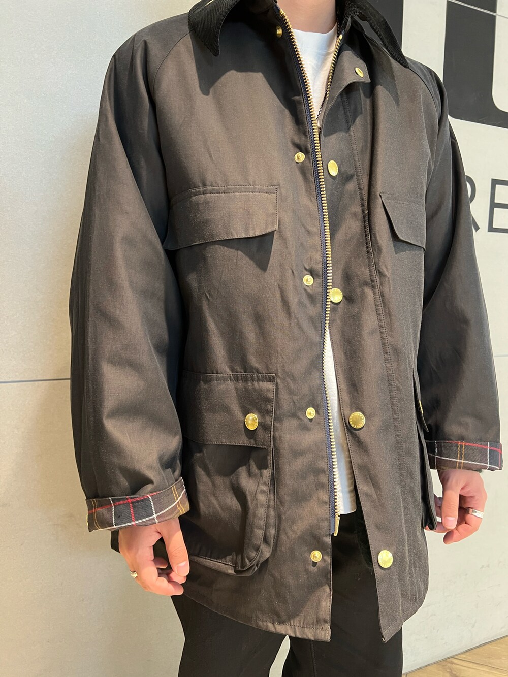 ブラウン系のその他アウター、ブラック系のブーツ、ブラック系のデニムパンツを着用したメンズの秋コーディネートの3枚目の写真