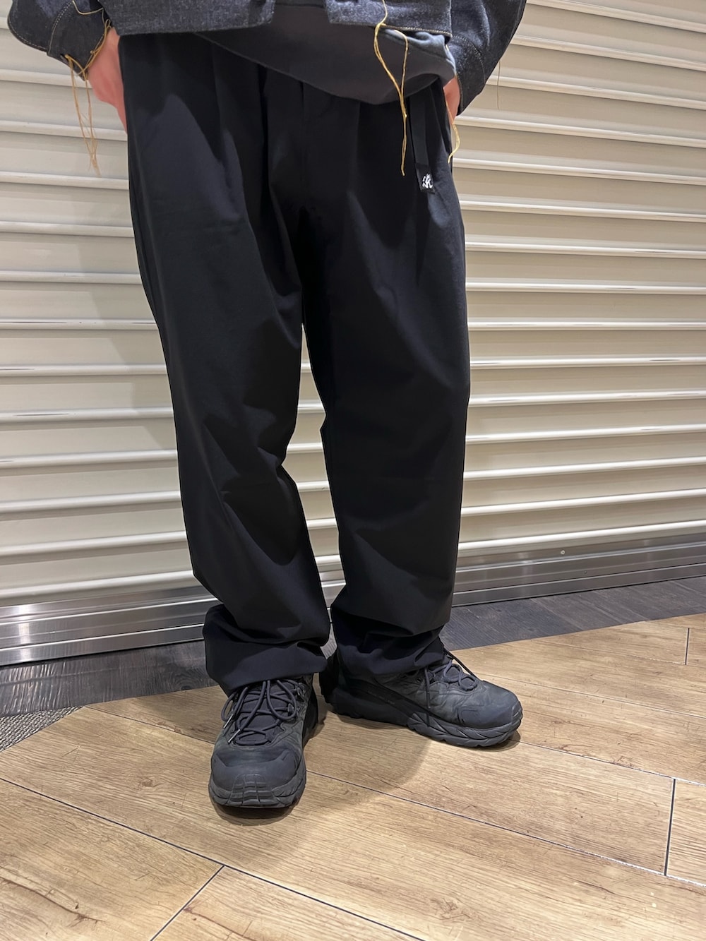 ブルー系のデニムジャケット、ブラック系のスニーカー、ブラック系のその他パンツを着用したメンズの春コーディネートの3枚目の写真