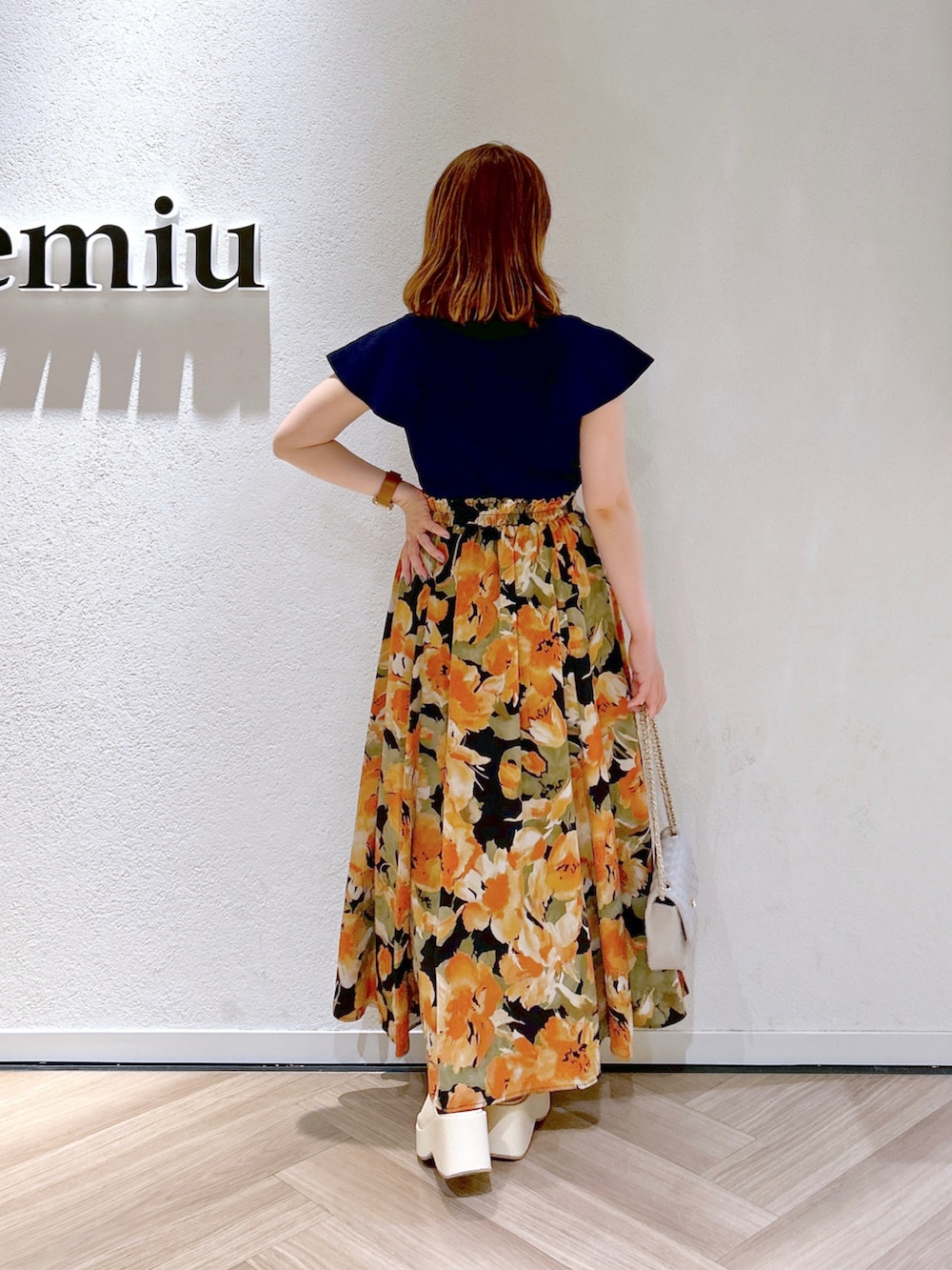「andemiu、夏コーデ、お出かけコーデ、ニットコーデ、花柄スカート、今日のコーデ、お洒落さんとつながりたい、きれいめカジュアル、大人女子、大人ガーリー、低身長コーデ、休日スタイル、休日コーデ、骨格ウェーブ、153cmコーデ」｜「Andemiuのボタンフレアニット964038（ニット/セーター、ブルー系）」を使った、MAYUさん（骨格ウェーブ・レディース・153cm）の夏コーディネートの2枚目の写真