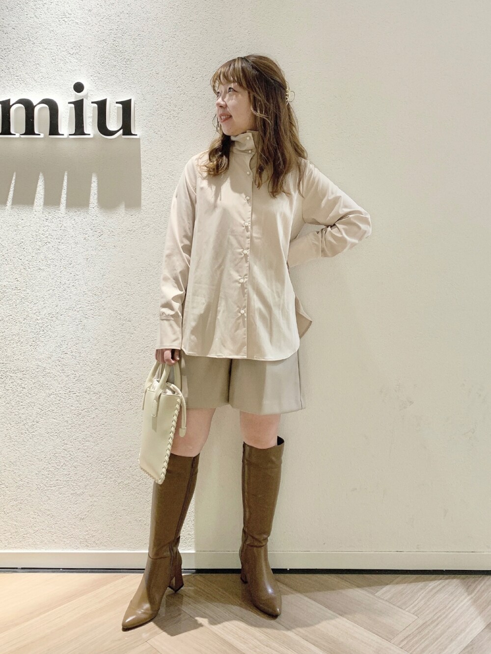 ベージュ系のシャツ/ブラウス、ベージュ系のその他パンツ、ベージュ系のショルダーバッグを着用したレディースの秋コーディネートの2枚目の写真