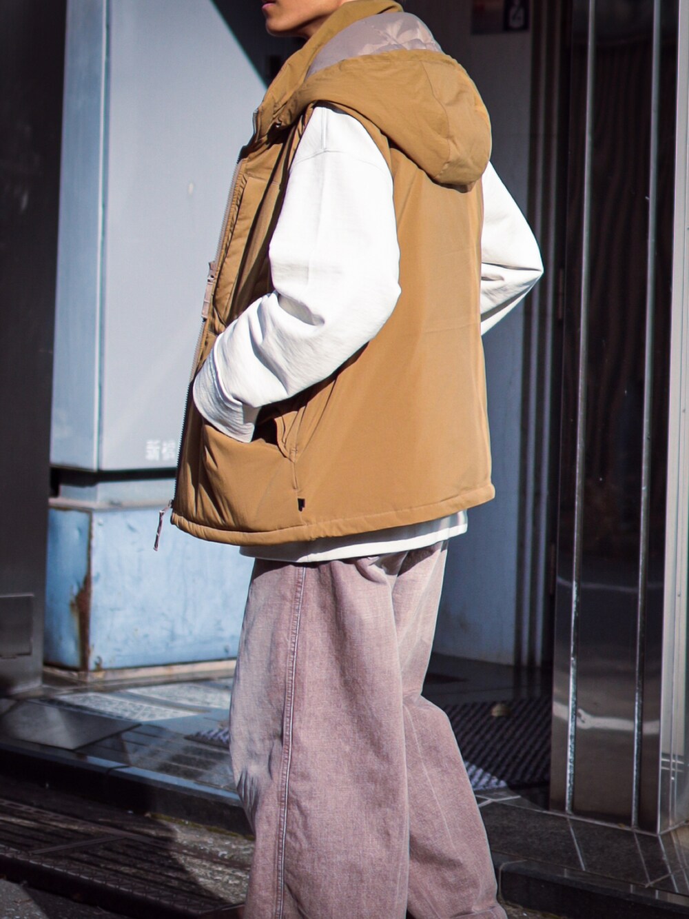 ブラウン系のハンドバッグ、ブラウン系のシャツ/ブラウス、ブラウン系のキャップを着用したメンズの秋コーディネートの4枚目の写真