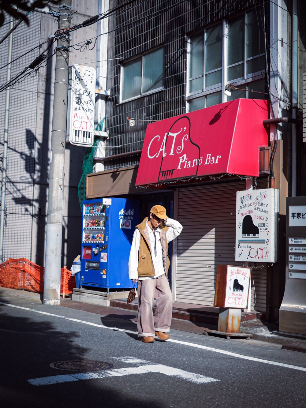 ブラウン系のハンドバッグ、ブラウン系のシャツ/ブラウス、ブラウン系のキャップを着用したメンズの秋コーディネートの2枚目の写真