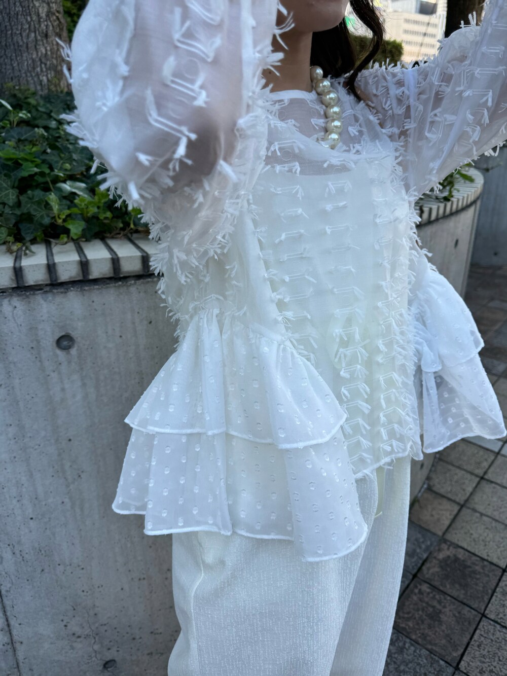 ホワイト系のシャツ/ブラウス、ホワイト系のオールインワン・サロペット、その他のパンプスを着用したレディースの春コーディネートの4枚目の写真