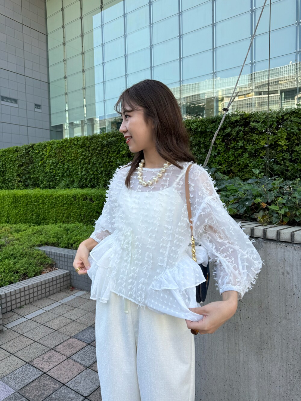 ホワイト系のシャツ/ブラウス、ホワイト系のオールインワン・サロペット、その他のパンプスを着用したレディースの春コーディネートの2枚目の写真